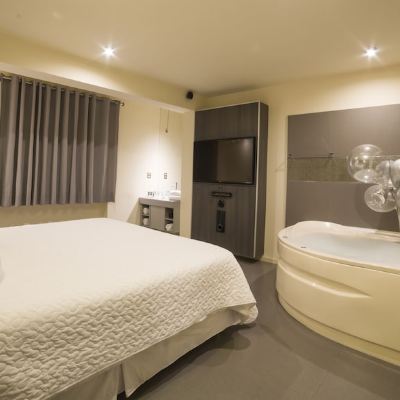 Suite, Jetted Tub