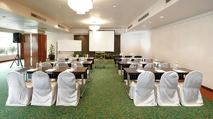 ドーセット グランド ラブアン 食事・レストラン