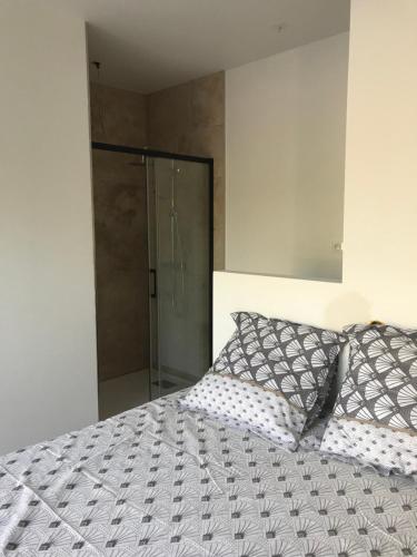 享有游泳池景致的一室公寓