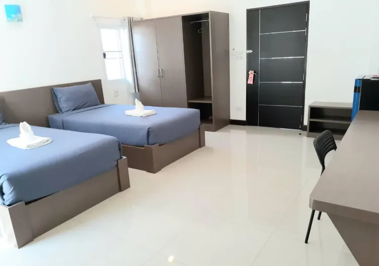 ห้องผู้สูงอายุ เตียงแฝดขนาดใหญ่พร้อมระเบียง