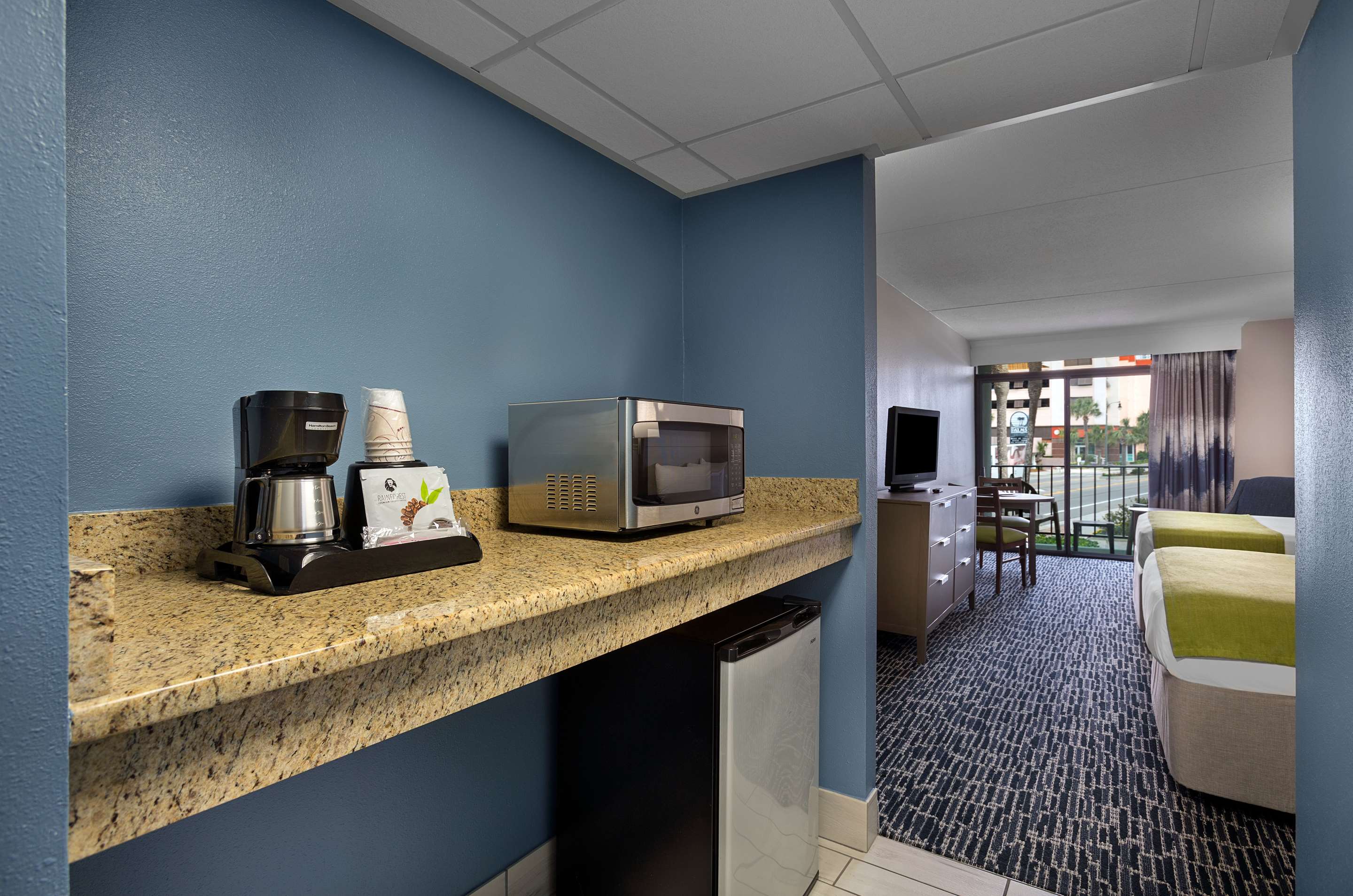 2张大床， 无烟房， 中楼， 带阳台， 微波炉和迷你冰箱， 桌子和椅子， 房间内淋浴