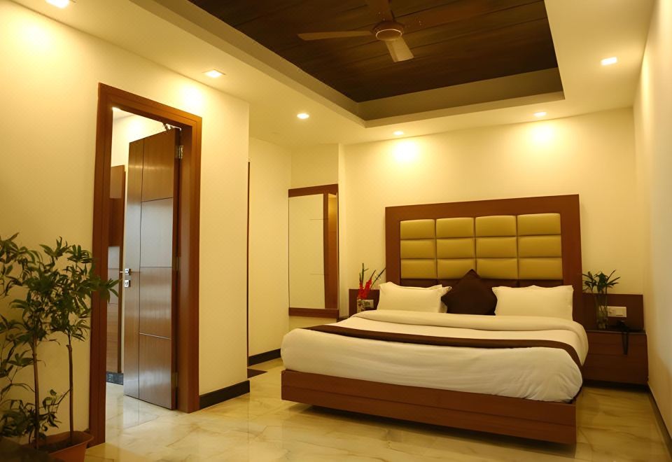 俱樂部套房， 1 張特大床， 吸煙房， 山景