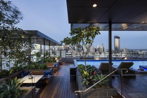 Elegant Urban Hideaway - Private Luxury Residential Apartment, Walk to South Bank & Free Carpark Two-Bedroom Apartment