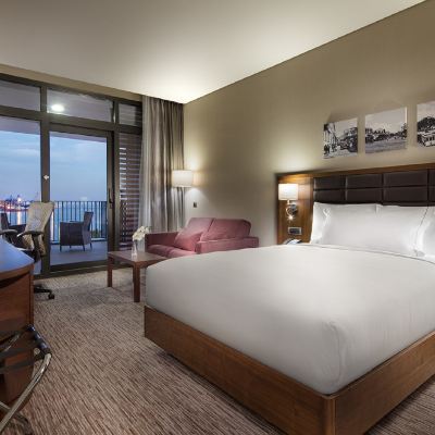 帶愛琴海景的特大床房 伊茲密爾貝拉克里希爾頓花園酒店優惠