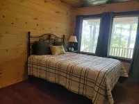 Cozy 3-bedroom Cabin in the Woods - No Cleaning Fee Hôtels à : 