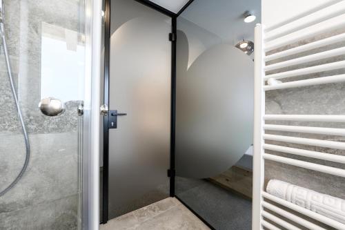 带阳台的小型套房