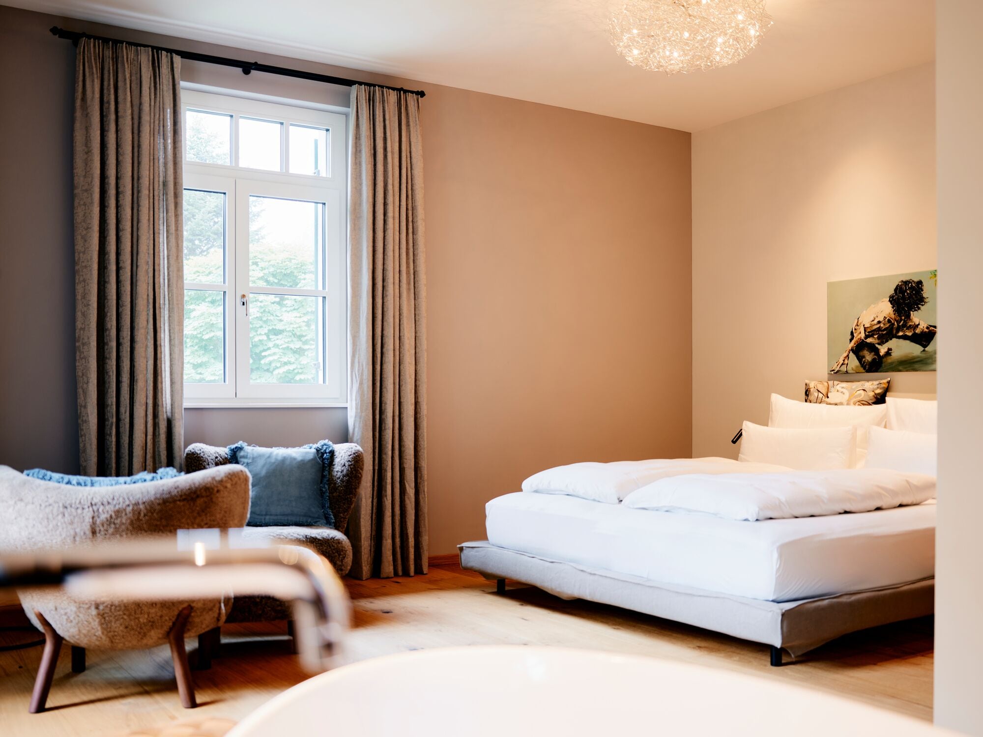 设计客房， 1 张特大床， 阳台， 山景