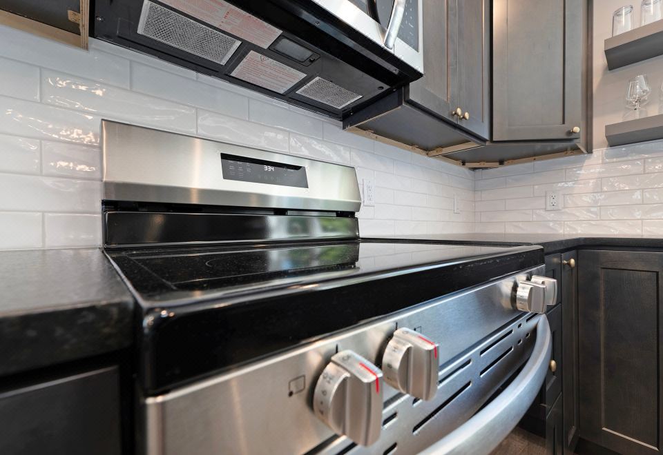 Luxury Condos With Concierge And Games-Gorgeous Retreat