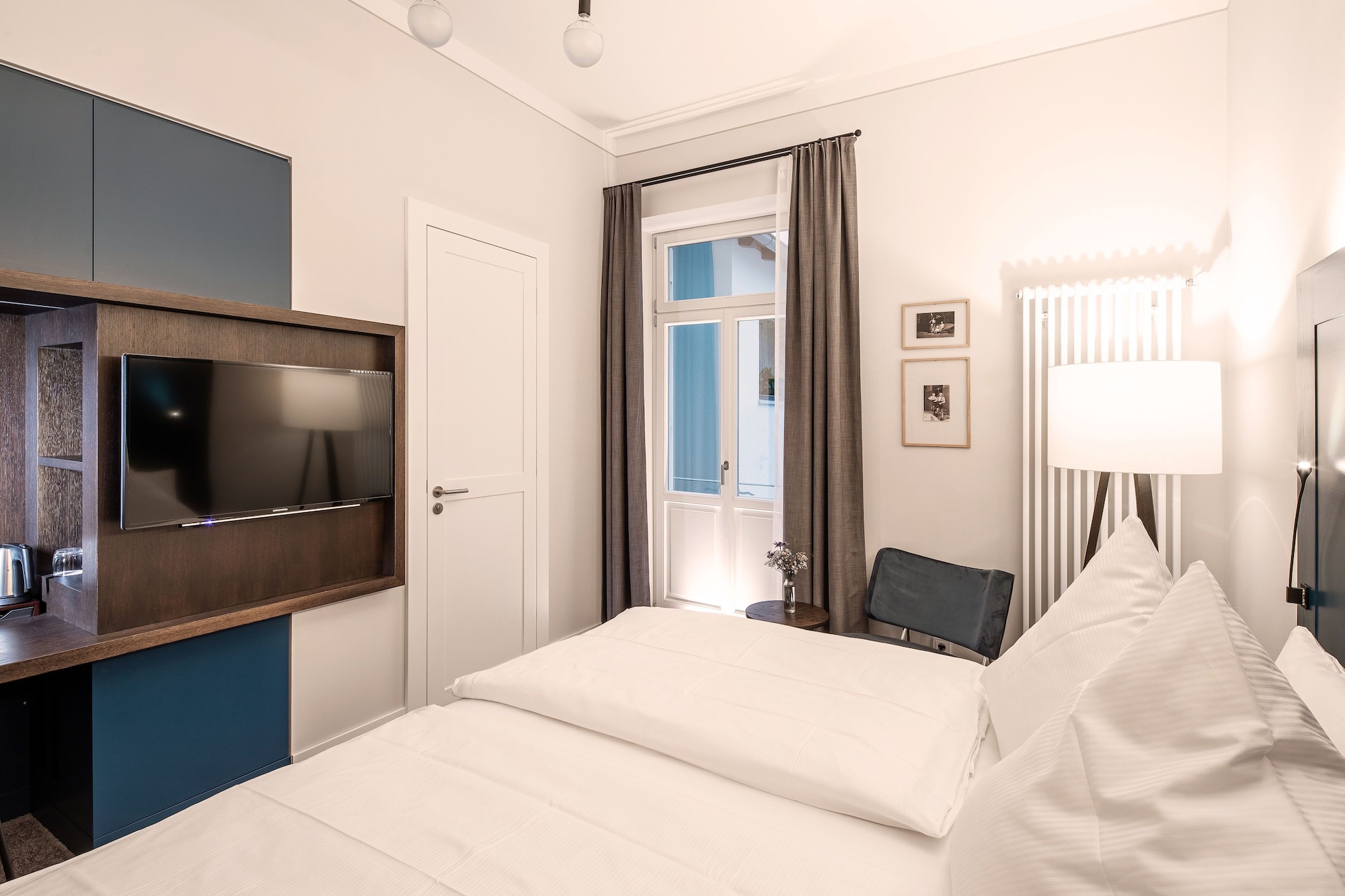 Villa Rein Boutiquehotel高级双人房， 1 张特大床， 阳台， 山景