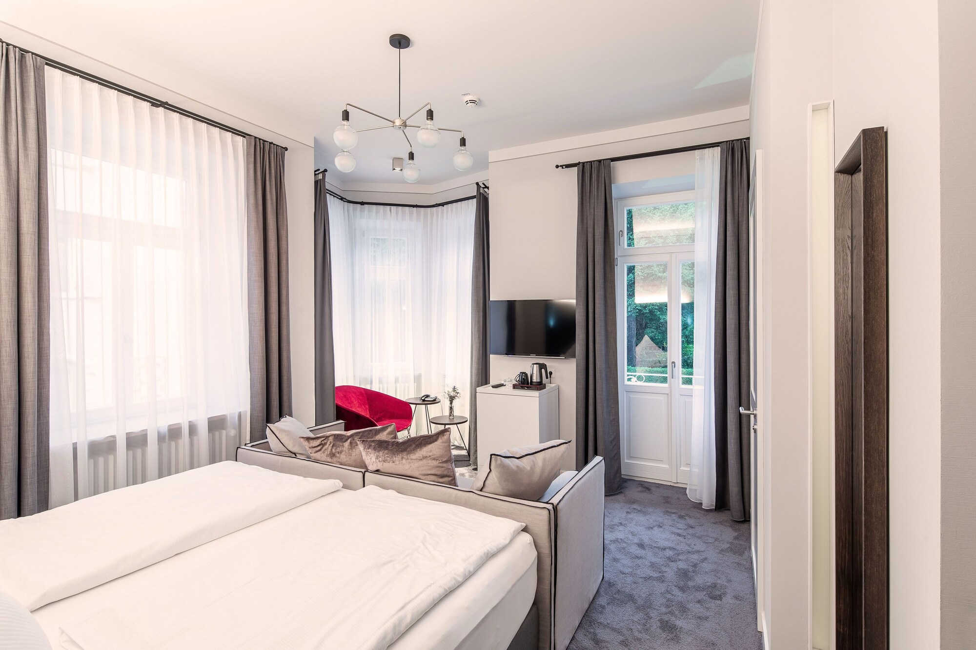 Villa Rein Boutiquehotel高级双人房， 1 张特大床， 阳台， 山景