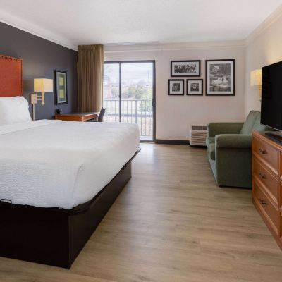 Executive King Room La Quinta Inn and Suites Promo Code