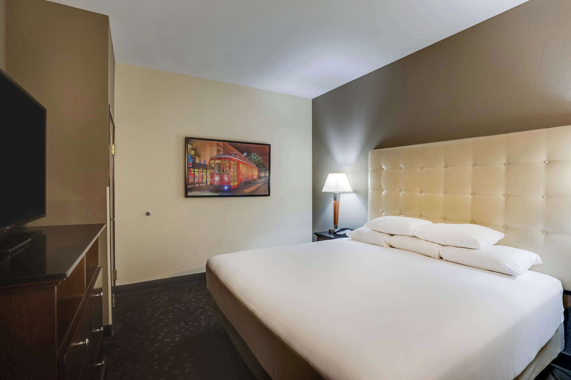 套房， 1 张特大床和 1 张梳化床， 冰箱和微波炉 （2 Rooms Upper Floor）