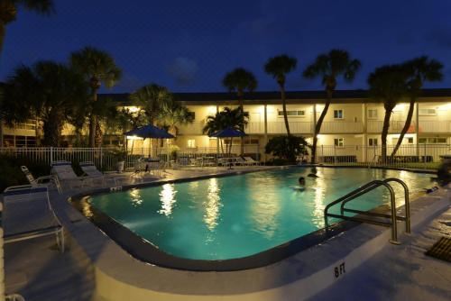 King Bed - Walk to St. Armand's Circle and Lido Beach in Minutes!One-Bedroom Apartment