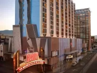 Whitney Peak Hotel Reno, Tapestry Collection by Hilton のホテル