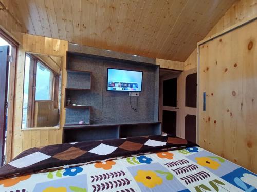 带山景的双人间