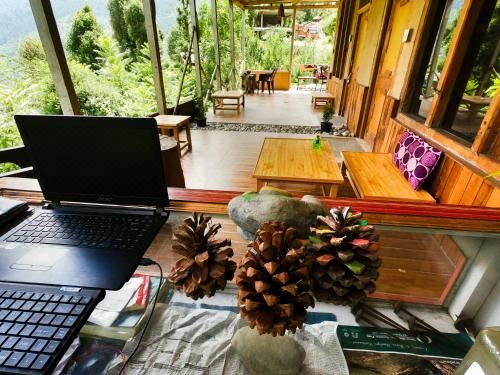 带山景的双人间