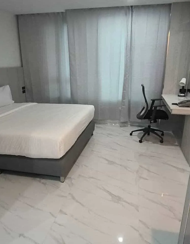 ห้องดีลักซ์ เตียงใหญ่ พร้อมวิวเมือง