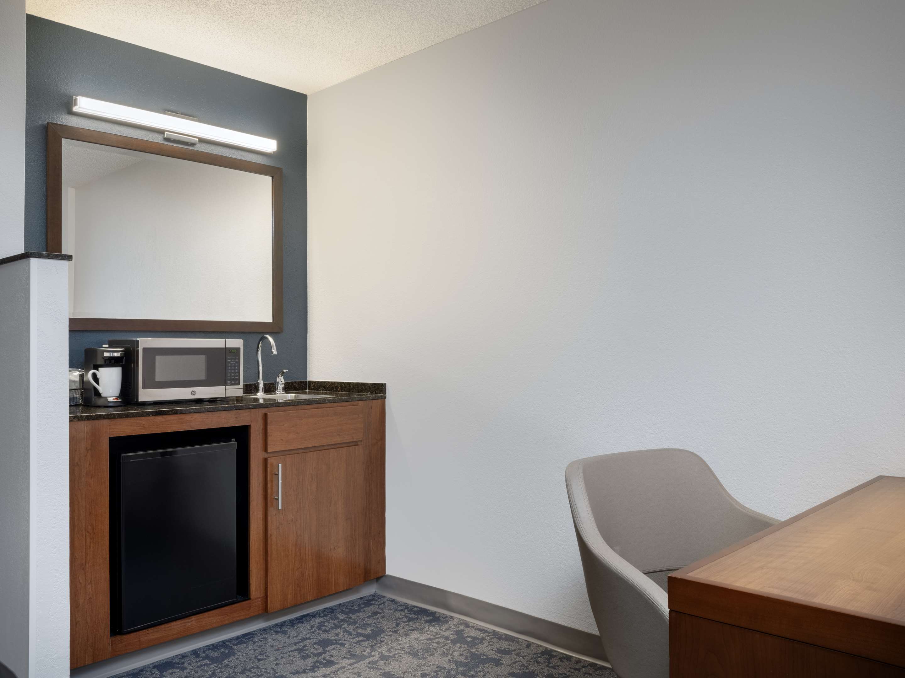 双人间配有梳化床