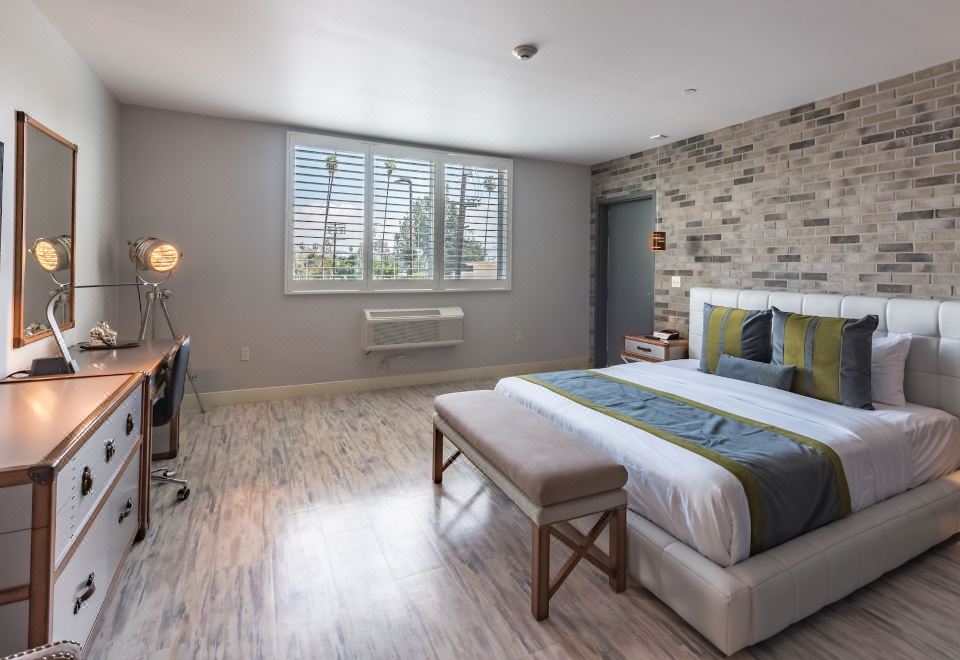 Lexen Hotel - North Hollywood Near Universal StudiosDeluxe King Room with Balcony