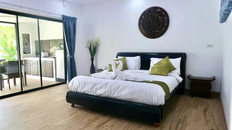 ห้องเตียงใหญ่ พร้อมวิวสวน