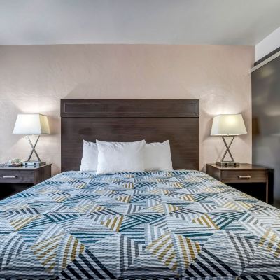 Standard King Room-Non-Smoking Eastside Lodge Promo Code
