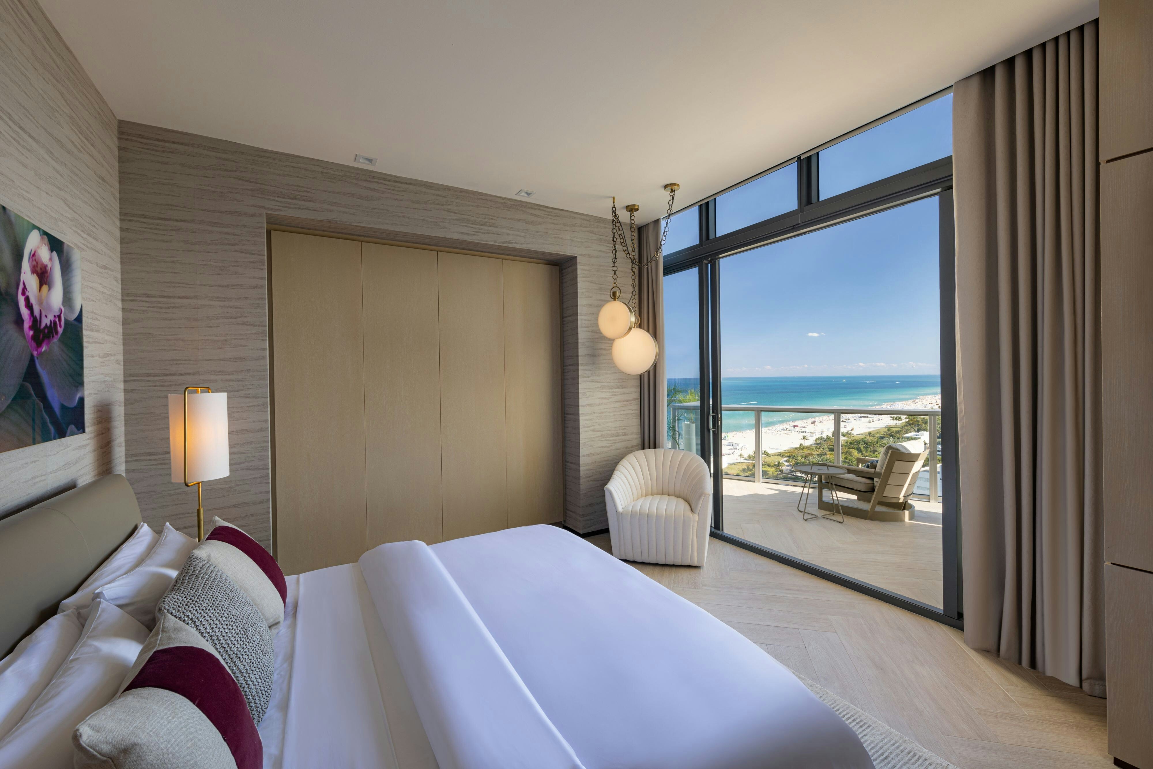 顶层1，三卧室错层套房，屋顶泳池景