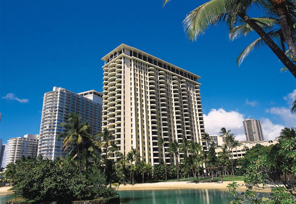 Luxury Suite with Ocean View in Waikiki, Free Parking! - Housity