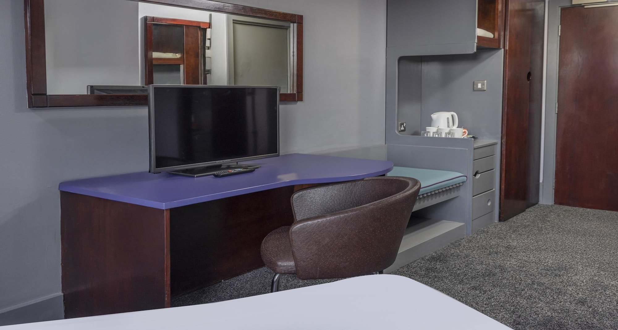 标准双人房， 1 张特大床和 1 张梳化床