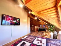 Three level cabin with Hot Tub Hôtels à : Comte de Kane