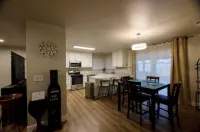 Retreat 5 bed, 4 room 3.8 mi. from Redding Airport