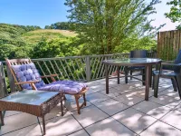 Upper Deck Hotels in Maker-with-Rame