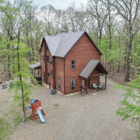 Hot Tub and Fire Pit Broken Bow Retreat! Отели в г. Брокен Боу