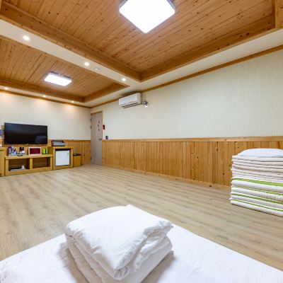 Ondol Room (Special Room, Heating Mat In All Room) (Daily Disinfection Of All Room, 000 Won Per Person On-Site Payment If The Standard Number Of People Is Exceeded) 여수 MJ 모텔 쿠폰