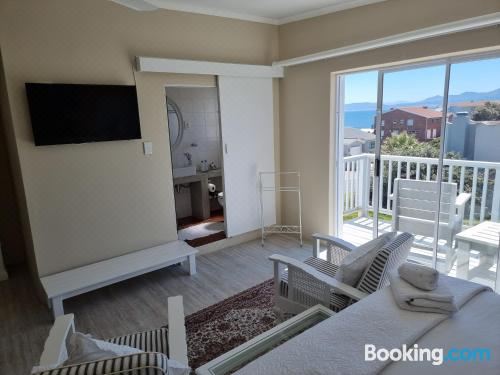 带阳台和海景的豪华双人房