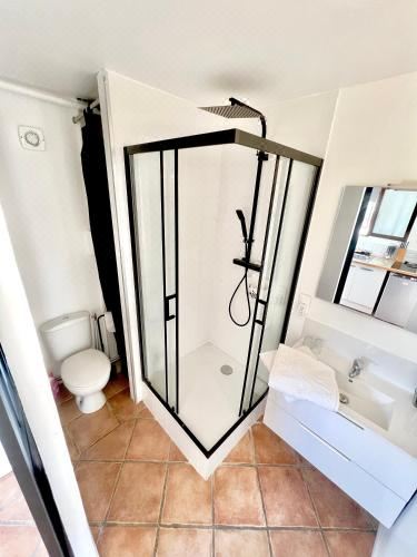 享有游泳池景致的一室公寓