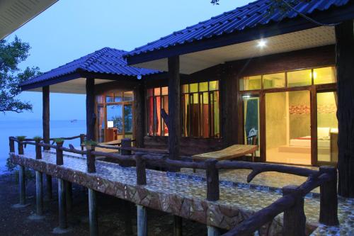 带阳台和海景的豪华双人房