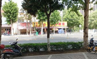 Huayi Hotel (Suizhou RT-Mart Store)