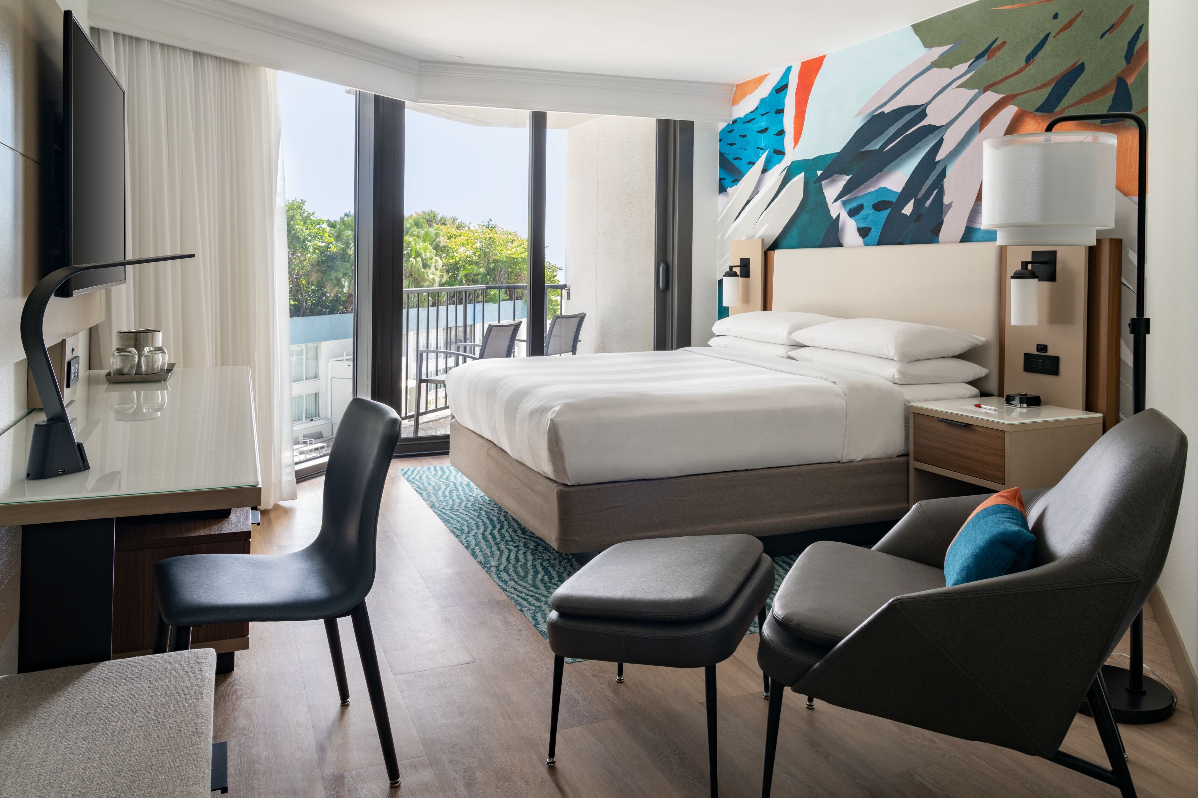 新装修， 客房， 1 张特大床， 池景， 阳台