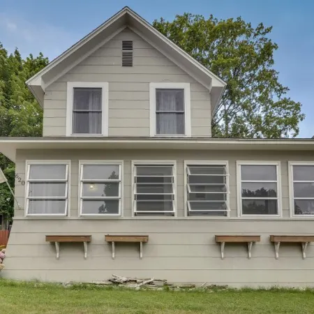 Petoskey in-Town Home Short Walk to: Shopping/Food/Waterfront. Long-Time Hosts. Отели в г. Петоски