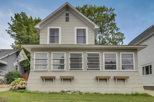 Petoskey in-Town Home Short Walk to: Shopping/Food/Waterfront. Long-Time Hosts.
