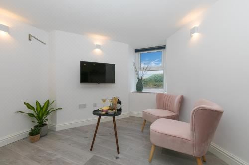 Island Studio with on-Site Parking One-Bedroom Apartment