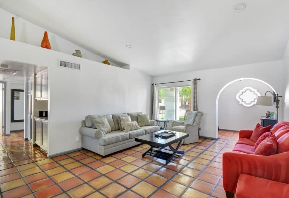 Luxurious Pool And Hot Tub Oasis-Stunning Private Retreat