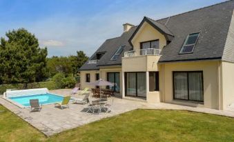 Spacious Villa in Concarneau with Swimming Pool