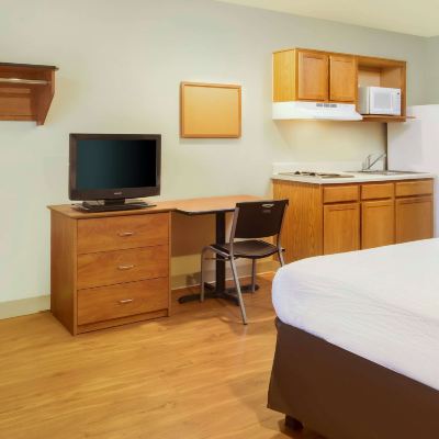 Standard Queen Room - Smoking WoodSpring Suites Columbus NE I-270 Airport Promo Code