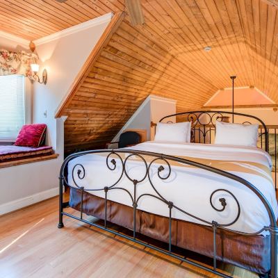 King Room With Balcony And Mountain View-Non-Smoking Quality Inn Creekside - Downtown Gatlinburg Promo Code