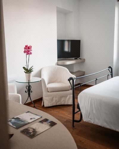 Rosa dei Venti - Lake View Apartments & Suites Deluxe Room