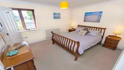 Oysters | Sleeps 6 | Modern Villa & Dog Friendly Hotels in 