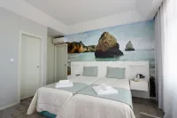 Golden Beach Guest House & Rooftop Bar