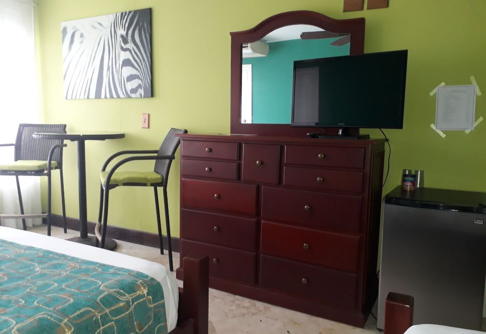 豪华双人床泳池景观房