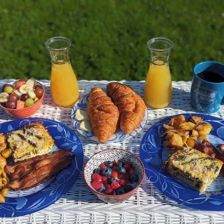 Juan de Fuca Waterfront Hotel & Cottages Отели в г. Секим